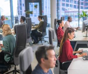 <i>Nuevos desafíos, colegas distintos o contextos desconocidos pueden ser fuentes de impulso profesional, especialmente cuando la rutina comienza a pesar. Foto de iStock</i>