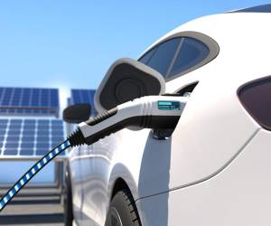 <i>Según los datos del citado organismo, un vehículo eléctrico es hasta cinco veces más eficiente que uno de combustión. Foto de iStock</i>