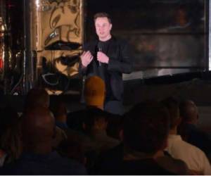 Elon Musk presentó el sábado, mediante una transmisión en web, la nave espacial de SpaceX diseñada para llevar tripulación y cargamento a la Luna, Marte o cualquier otro punto del sistema solar.