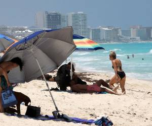 <i>Las llegadas globales aumentaron un 2 % en el primer trimestre de 2026, para luego disminuir un 1 % en el segundo, tras un descenso del 3 % en abril. Foto de EFE</i>