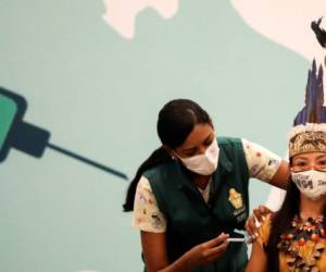 Vanderlecia Ortega dos Santos, or Vanda, from the Witoto indigenous tribe, receives the Sinovac coronavirus disease (COVID-19) vaccine in Manaus, Brazil January 18, 2021. REUTERS/Bruno Kelly