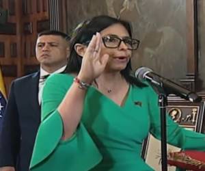 <i>Captura de video tomada de una transmisión de la televisión estatal VTV que muestra La vicepresidenta ejecutiva de Venezuela, Delcy Rodríguez, jurando como mandataria encargada del país este lunes, en Caracas (Venezuela). EFE/ VTV </i>