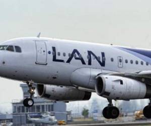 Un avión de la aerolínea chilena LAN aterriza en el aeropuerto de Santiago.