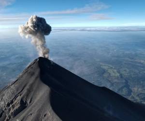 Volcán de Fuego de Guatemala aumenta actividad, autoridades vigilan