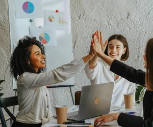 <i>Los líderes coinciden en que los mayores peligros para una organización no son la inexperiencia ni los errores, sino la falta de humildad, motivación y espíritu de equipo. Foto de iStock</i>
