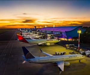 <i>El Aeropuerto Internacional de El Salvador desarrolla: una nueva terminal de banda de equipaje, áreas renovadas de migración y aduanas, y la futura construcción de 2.000 parqueos en un edificio de cuatro niveles.</i>