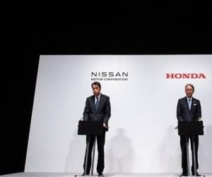 <i>Makoto Uchida, presidente y director ejecutivo de Nissan (izq.), y Toshihiro Mibe, director, presidente y representante ejecutivo de Honda, asisten a una conferencia de prensa conjunta en Tokio el 15 de marzo de 2024. FOTO Felipe FONG / AFP</i>
