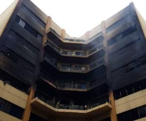 El incendio afectó la torre tres del complejo donde opera el Ministerio de Hacienda de El Salvador. En dicho inmueble funciona el Viceministerio de Ingresos y en total laboran 700 personas. Foto de twitter.com/presidencia_sv.