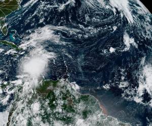 <i>Fotografía satelital cedida este miércoles por la Oficina Nacional de Administración Oceánica y Atmosférica de Estados Unidos (NOAA), a través del Centro Nacional de Huracanes (NHC), donde se muestra la localización de la tormenta tropical Melissa cerca del Caribe. EFE/ Oficina Nacional De Administración Oceánica Y Atmosférica De Estados Unidos</i>
