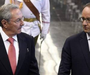 Raúl Castro y Francois Hollande. (Foto: AFP)