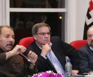 De izquierda a derecha Daniel Ortega, presidente de Nicaragua; José Adán Aguerri, presidente del Consejo Superior de la Empresa Privada (COSEP) y; Carlos Pellas, CEO del grupo Pellas. Foto tomada de lasandino.com.ni