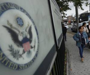 <i>Fotografía de archivo de ciudadanos colombianos solicitantes de visa de los Estados Unidos, en Bogotá (Colombia). EFE/ Mauricio Dueñas Castañeda</i>