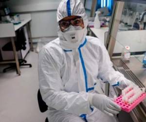 ARCHIVO - En esta fotografía del martes 15 de diciembre de 2020, un trabajador de salud recibe la vacuna contra el COVID-19 desarrollada por Pfizer-BioNTech en un hospital de Providence, Rhode Island. (AP Foto/David Goldman, archivo)