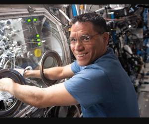 <i>El astronauta Frank Rubio trabaja en la Microgravity Science Glovebox intercambiando muestras de aerogel de grafeno para un estudio de fabricación espacial. Foto NASA</i>