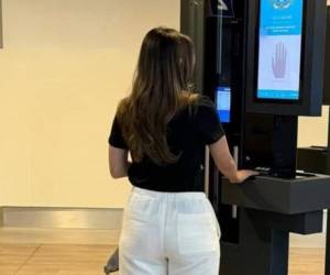 <i>El viajero, previamente registrado en el sistema de prechequeo del INM, escanea su pasaporte en la primera compuerta, avanza unos pasos, la cámara realiza el reconocimiento facial y, tras la verificación, se abre la segunda compuerta para permitir el paso. FOTO LA PRENSA</i>