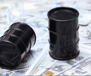 Petróleo escala por encima de los US$100, Biden no logra tranquilizar el mercado