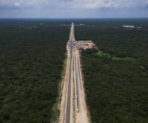 <i>Se trata del primero de siete tramos que recorrerán en total 1.554 km alrededor de la península de Yucatán, una zona rica en flora, fauna y ruinas arqueológicas. Los demás quedarán operativos en el primer trimestre de 2024. FOTO RODRIGO OROPEZA / AFP</i>