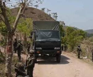 El Ejército de Guatemala reforzó este martes su presencia en la frontera con Honduras luego de que la víspera fuera repelida una incursión de hombres armados procedentes del vecino país, que dejó un campesino muerto y una docena de viviendas destruidas, en un hecho que se ha vinculado a grupos del narcotráfico. FOTO REFERENCIA / EFE