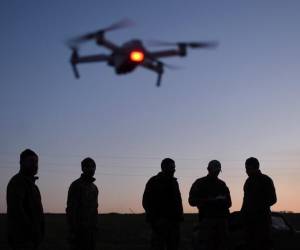 Imagen de archivo de soldados ucranianos manejando un dron en Lugansk.