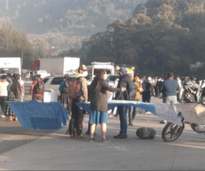 Guatemala: Salubristas protestan y realizan bloqueos en carreteras para pedir mejoras laborales