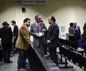 El expresidente de Guatemala, Álvaro Colom (2008-2012), al centro de la imagen, será enjuiciado por un caso de corrupción en la implementación del sistema TransUrbano. Foto AFP.