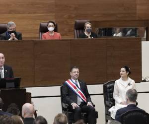 <i>Fotografía de archivo que muestra al presidente del congreso de Costa Rica, Rodrigo Arias (i), hablando durante la ceremonia de investidura del presidente Rodrigo Chaves (c-d). EFE/Bienvenido Velasco</i>