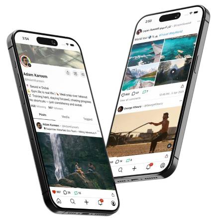 <i>Fotografía cedida por la red social australiana UpScrolled de dos teléfonos móviles que muestran cuentas de usuarios de esta nueva red social. EFE/ UpScrolled</i>