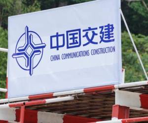 <i>Un cartel de la empresa China Communications Construction Company Limited (CCCC), fotografiado en las obras del proyecto ferroviario del Este en Dungun, Malasia, el 25 de julio de 2019. FOTO Rushdi Samsudin / AFP/Archivos</i>