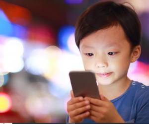 ¿Por qué China quiere alejar a los niños de los celulares?