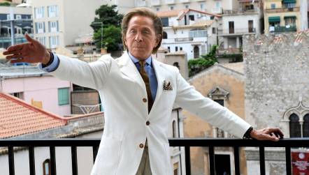 <i>El diseñador de moda italiano Valentino Garavani posa para fotografías tras la proyección de la película Valentino: El Último Emperador en el 56.º Festival de Cine de Taormina, Italia, el 13 de junio de 2010 (reeditado el 19 de enero de 2026). Valentino falleció en su domicilio de Roma, según confirmó su fundación el 19 de enero de 2026. Tenía 93 años. (Moda, Cine, Italia, Roma) EFE/EPA/CLAUDIO ONORATI</i>