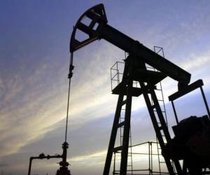 El petróleo cierra su primer mes en baja desde noviembre