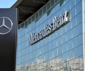 Mercedes-Benz duplica su beneficio en el tercer trimestre, pero se muestra prudente