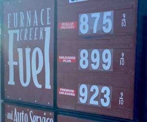 Precios de combustible en Furnace Creek, California el 29 de marzo de 2022.