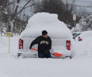 La feroz tormenta invernal que azota Estados Unidos desde hace varios días causó la muerte de al menos 47 personas, incluidas 25 en un solo condado del estado de Nueva York, y está lejos de terminar, advirtieron autoridades el lunes, tildándola de “tormenta del siglo”.