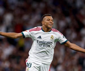 <i>Kylian Mbappé, delantero del Real Madrid y autor de un doblete en la victoria por 4-1 contra el Sevilla, se acercó a tres goles del liderato de la tabla de anotadores de Raphinha, atacante del Barcelona. Foto de cortesía</i>