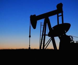 Precios del petróleo llegan al nivel más alto de abril por Libia y bloqueos en Shanghái
