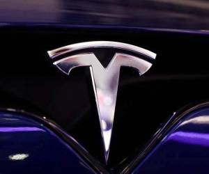La empresa de automóviles eléctricos Tesla, propiedad de Elon Musk, cayó un 14 % en bolsa tras tensarse la disputa dialéctica entre el magnate y el presidente estadounidense, Donald Trump. Foto de EFE