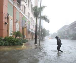 El huracán Irma inundó este domingo las calles de la famosa playa de Miami Beach, Brickell y Downtown Miami, en donde dos enormes grúas colapsaron sobre edificaciones en construcción.