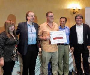 Carlos Mann, fundador y socio de la fábrica de Chocolate Momotombo, de Nicaragua, ganó medalla de Oro en la categoría de Barras de chocolate oscuro de origen, sin sabor 70%, el premio más cotizado del certamen regional. Foto cortesía de Proyecto Cacao Móvil.