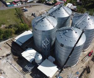 <i>A nivel técnico, el complejo cuenta con un modelo de almacenaje y administración de inventarios de granos para terceros. Que se brinda en su primera etapa en cuatro silos de acero con capacidad total para 26.000 toneladas (6.500 cada uno). Foto de cortesía</i>