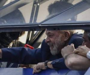 Brasilian ex-president Luiz Inacio Lula da Silva waves to supporters in Sao Bernardo do Campo, Brazil on April 6, 2018Lula da Silva, the controversial frontrunner in Brazil's October presidential election, ignored a deadline to surrender and start a 12-year prison sentence for corruption. Lula was ordered to surrender by 5:00 pm (2000 GMT) but remained holed up in the metal workers' union building in his hometown Sao Bernardo do Campo, surrounded by supporters. / AFP PHOTO / Miguel SCHINCARIOL