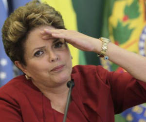 Brazil's President Dilma Rousseff speaks during breakfast with reporters at the Planalto Palace in Brasilia December 27, 2012. REUTERS/Ueslei Marcelino (BRAZIL - Tags: POLITICS)