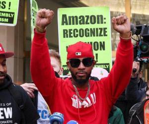 Trabajadores aprueban en Nueva York el primer sindicato de Amazon en EEUU