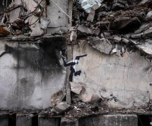 Banksy plasma una obra en edificio en ruinas de Ucrania