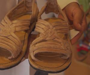 <i>Fotografía de Huaraches tradicionales en un mercado este viernes, en Oaxaca (México). Luego de que la presidenta de México, Claudia Sheinbaum, se pronunciara en contra del presunto plagio de la marca Adidas por el diseño del modelo 'Oaxaca Slip On', utilizando el huarache tradicional de Yalálag, la empresa estableció comunicación con el Gobierno del estado de Oaxaca, sur del país, a través de sus redes sociales. EFE/ Jesús Méndez</i>