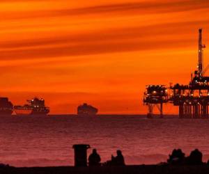 Petróleo opera estable, liberación de reservas contrarresta temores sobre oferta