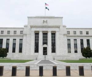 Anteriormente, los funcionarios de la Fed anticiparon recortes de tasas a lo largo del año. Pero el plan de Trump de imponer aranceles a casi todos los socios comerciales de Estados Unidos ha alterado ese panorama. Foto de iStock