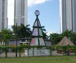 Panamá con árbol de Navidad creado con miles de envases usados