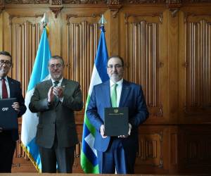 El acuerdo fue suscrito por el ministro de Finanzas, Jonathan Menkos Zeissig, y el presidente Ejecutivo del CAF, Sergio Díaz-Granados con la presencia del presidente Bernardo Arévalo como testigo de honor. Foto de cortesía
