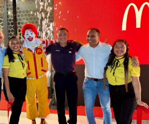 <i>El nuevo McDonald’s Luna no solo expande la presencia de la marca en Panamá, sino que también genera 48 nuevos empleos y es la primera empresa privada que expande su compromiso al proyecto de recuperación de aceras. Foto de cortesía</i>
